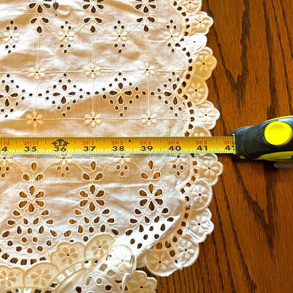2 Piece Vintage Eyelit Table or Shelf Runner - Picture 4 of 6
